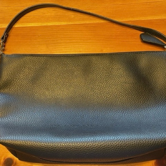 Guess two in one handbag….plus the inside bag is reversible - Picture 9 of 15